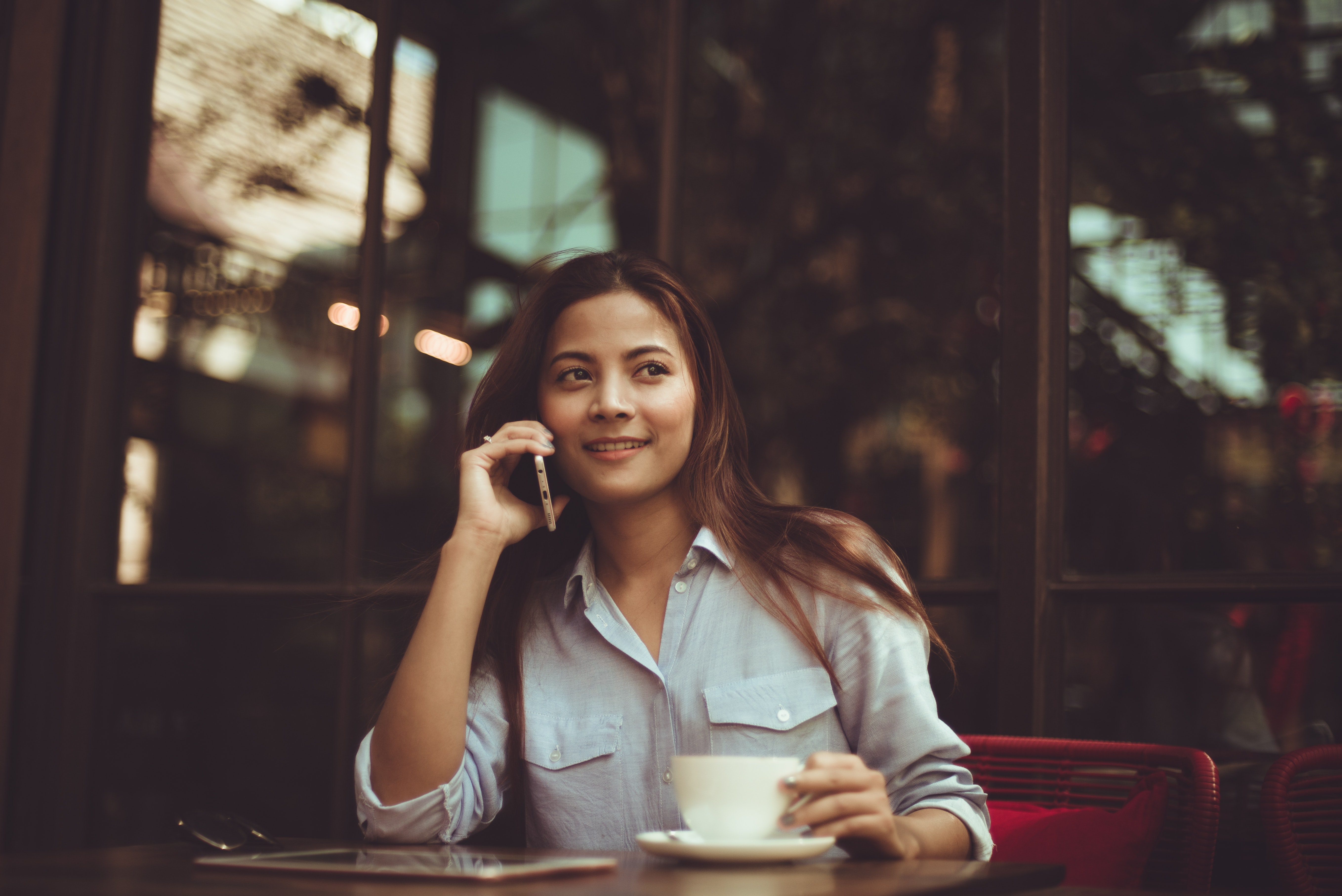Lady on phone outside cafe